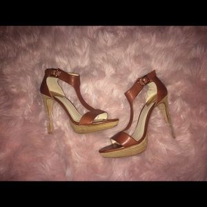 NWOB Vince Camuto leather T Strap heels size 10